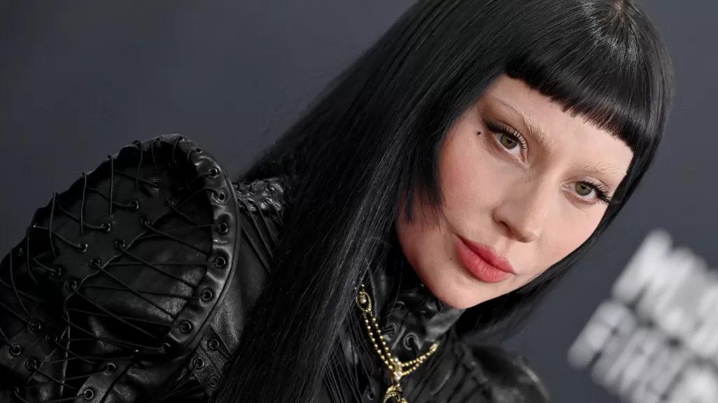 Lady Gaga cabello negro fondo negro