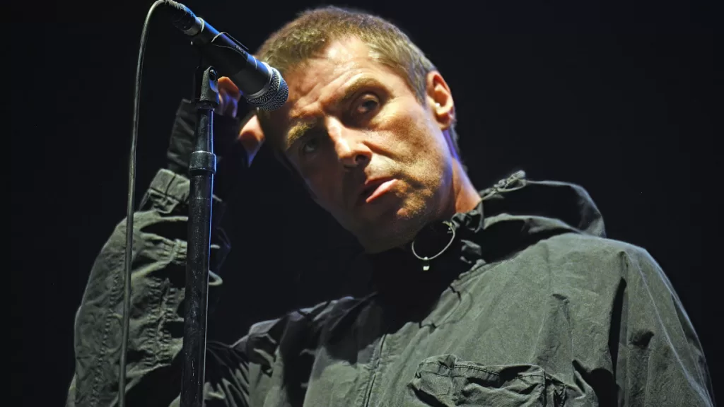 Liam Gallagher Rock and Roll Hall Of Fame. Fondo negro. Getty Images