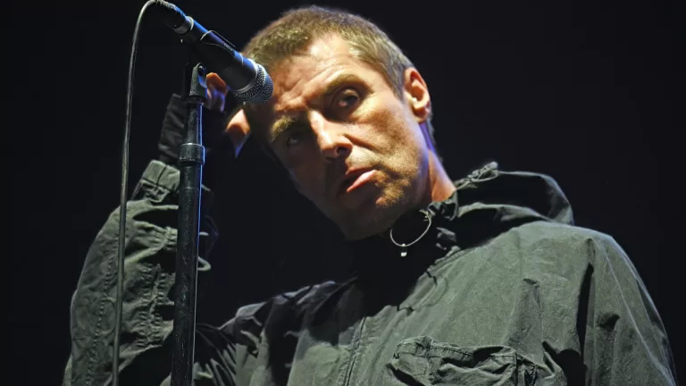 Liam Gallagher Rock and Roll Hall Of Fame. Fondo negro. Getty Images