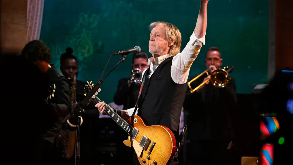 Paul McCartney tocando guitarra