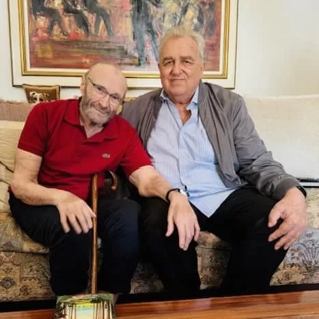 Phil Collins y Simon Napier-Bell sentados. Facebook 