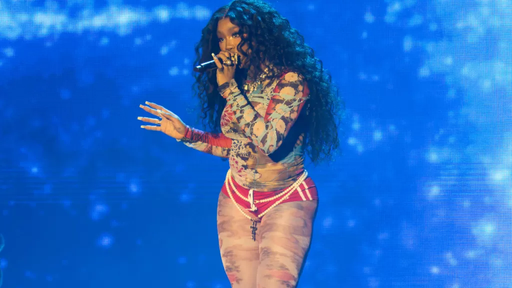 SZA, cantando fondo azul