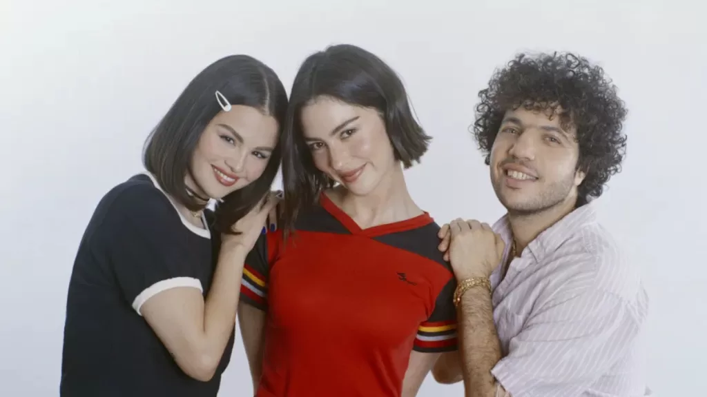 Selena Gómez, Benny Blanco y Gracie Abrams por Aidan Cullen