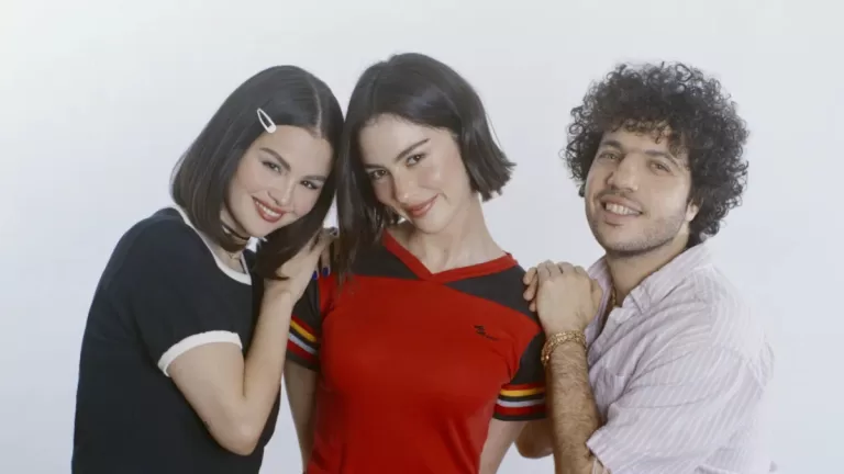 Selena Gómez, Benny Blanco y Gracie Abrams por Aidan Cullen