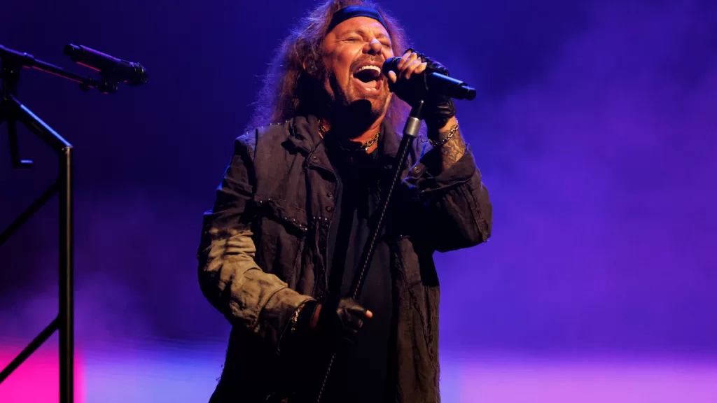 Vince Neil, vocalista de Montley Crue fondo azul. Getty Images
