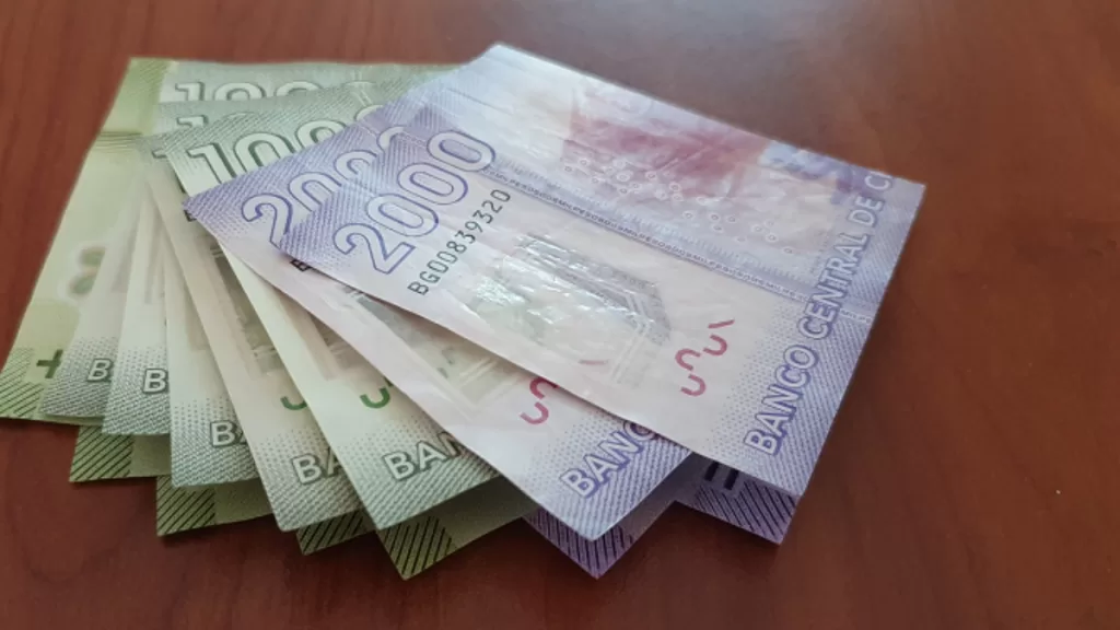 Foto billetes de dos mil y de mil Bono Graduación de Enseñanza media