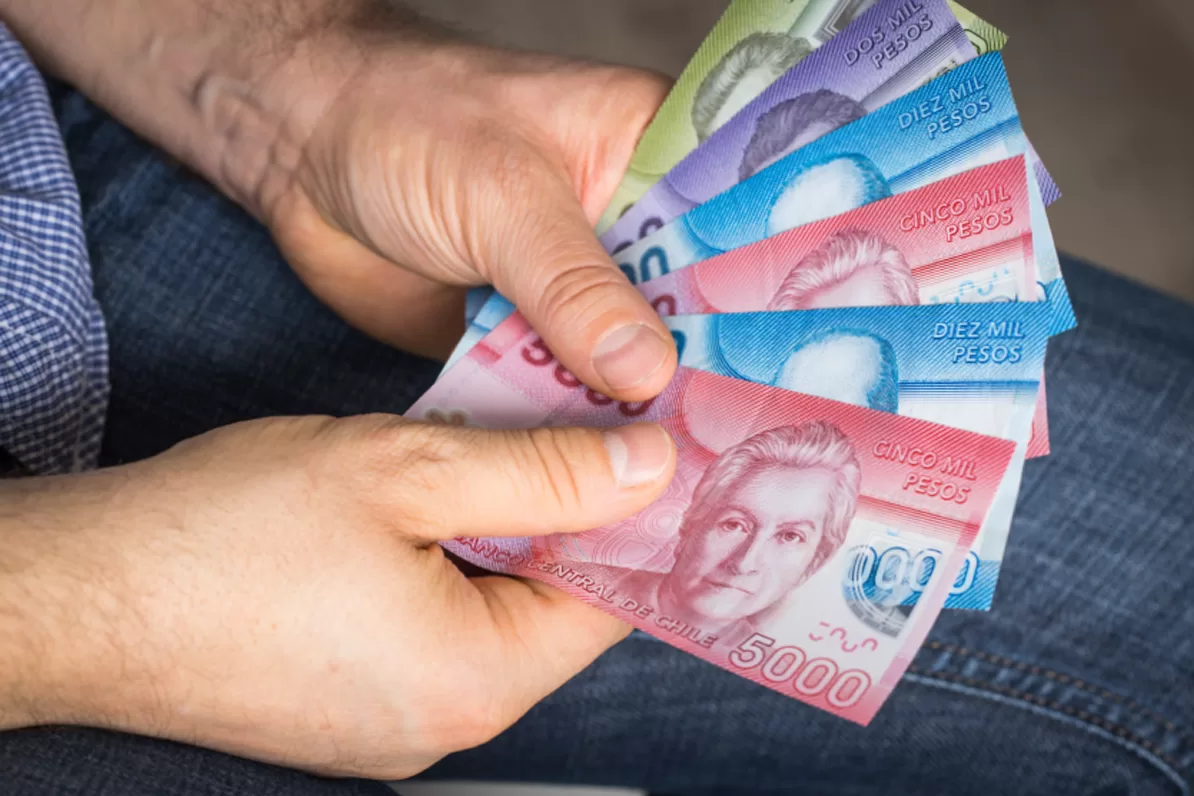 Bono Graduación de Enseñanza media foto billetes Gobierno de Chile