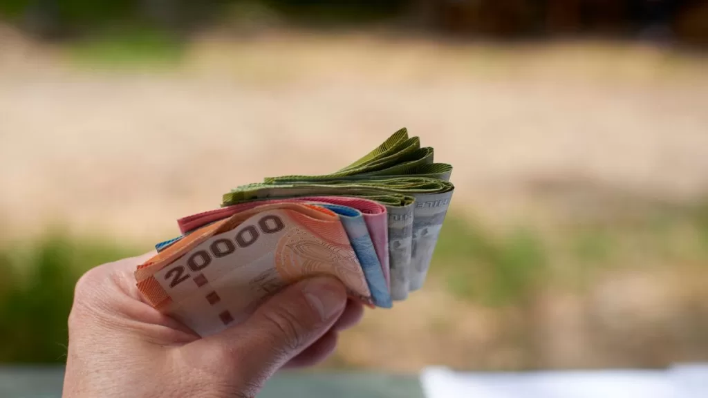 Dinero chileno bono GettyImages-2175013380 web