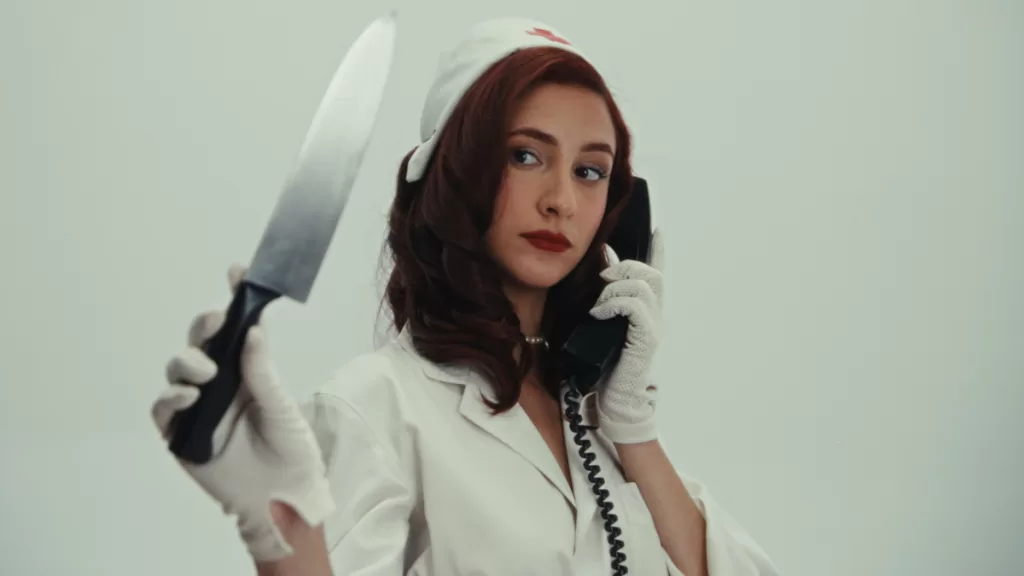 Captura del videoclip "Llamado de Emergencia". versión de Antonella Sigala.