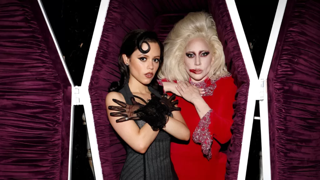 Tim Burton dio pistas de un misterioso proyecto con Lady Gaga luego de filmar "Merlina"