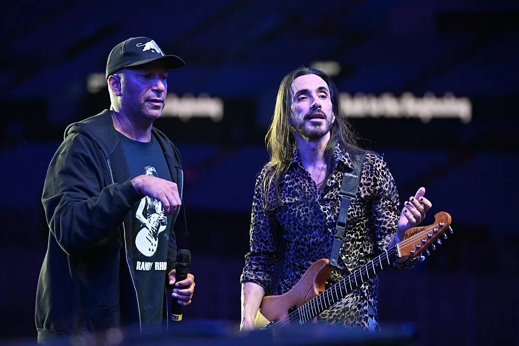 Tom Morello y Nuno Bettencourt preparando Back To The Beginning. Foto: Getty Images.