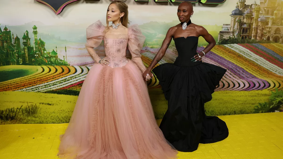 Ariana Grande y su co-protagonista Cynthia Erivo en la premiere de "Wicked" en Australia.