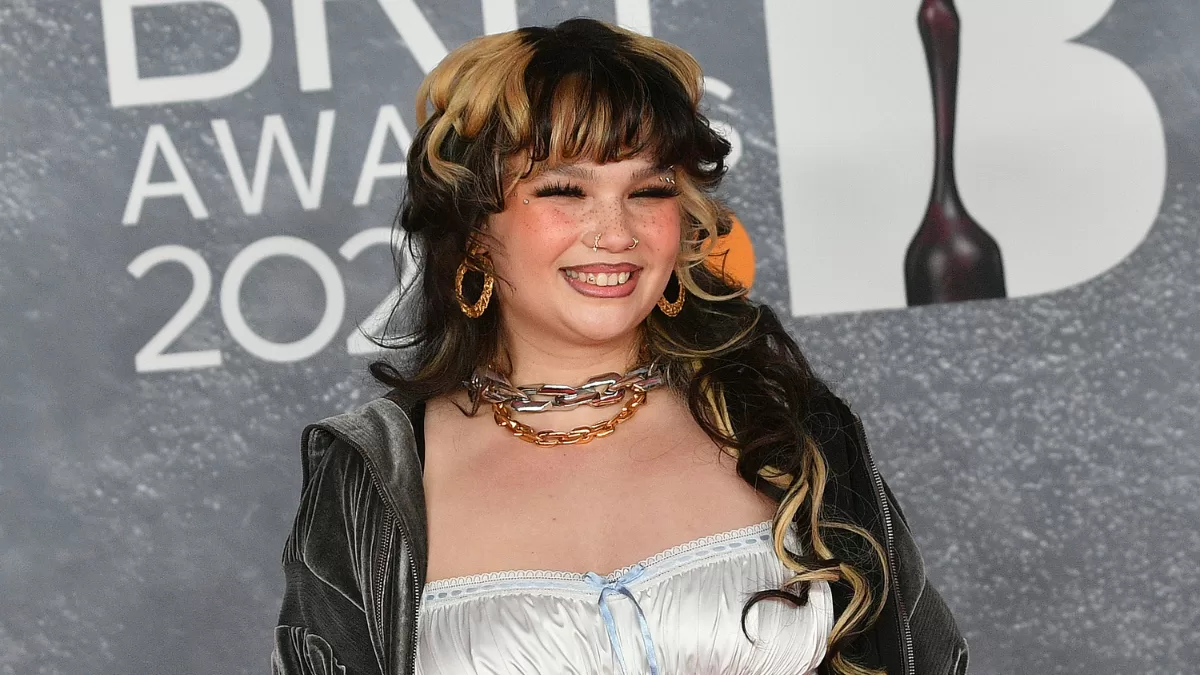 Lola Young, cantante de la canción que Elton John apuesta que será un hit. 