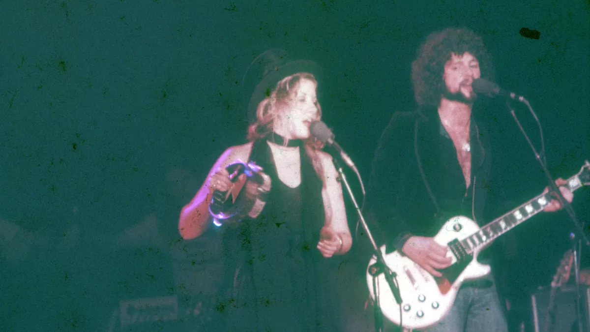 Nicks y Buckingham tocando juntos en Fleetwood Mac en 1977, luego de haber terminado. 