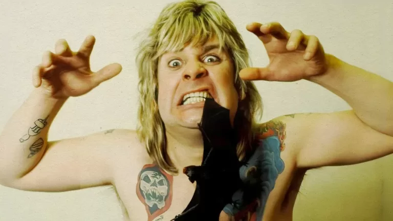 Recordando al peculiar Ozzy Osbourne: ¿Sabías que le arrancó la cabeza a un murciélago de un mordisco?