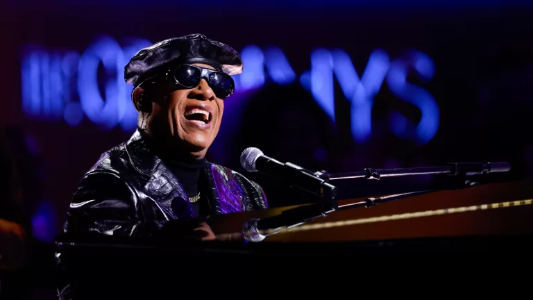 “Un artista no deja de dibujar”: Stevie Wonder afirma que no parará de tocar