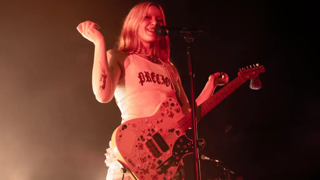 "Come mierda Oasis": Wet Leg, la banda que les ganó el #1 en Reino Unido y celebró con humor en redes