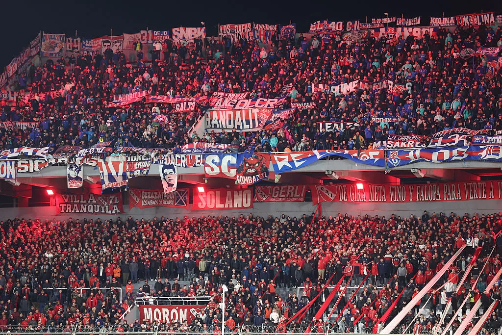 Barras de U de Chile e Independiente. Foto: Getty Images.
