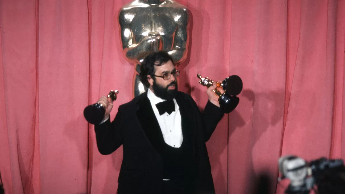 Francis Ford Coppola en 1975 con sus premios Oscar. 