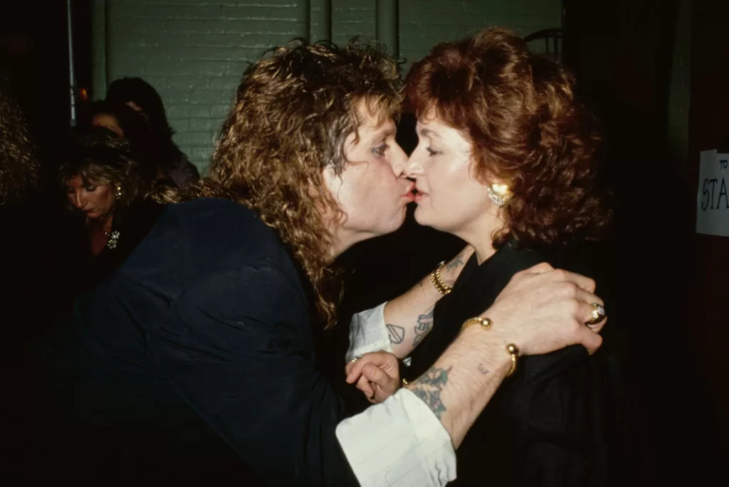Ozzy y Sharon Osbourne en 1985. Foto: Getty Images.