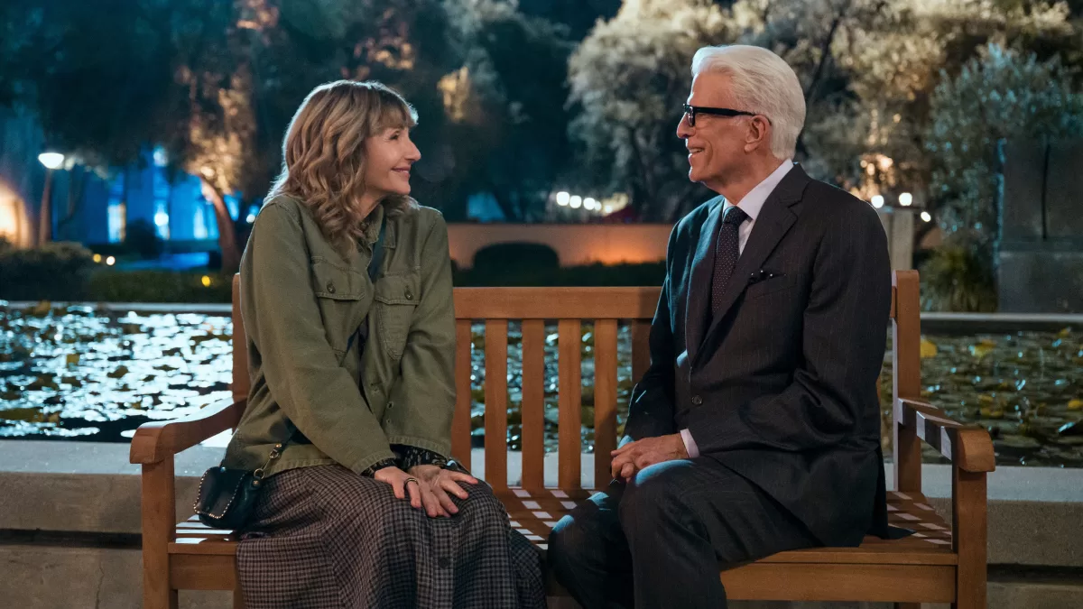 Mary Steenburgen como Mona, Ted Danson como Charles en la segunda temporada de "Un hombre infiltrado".