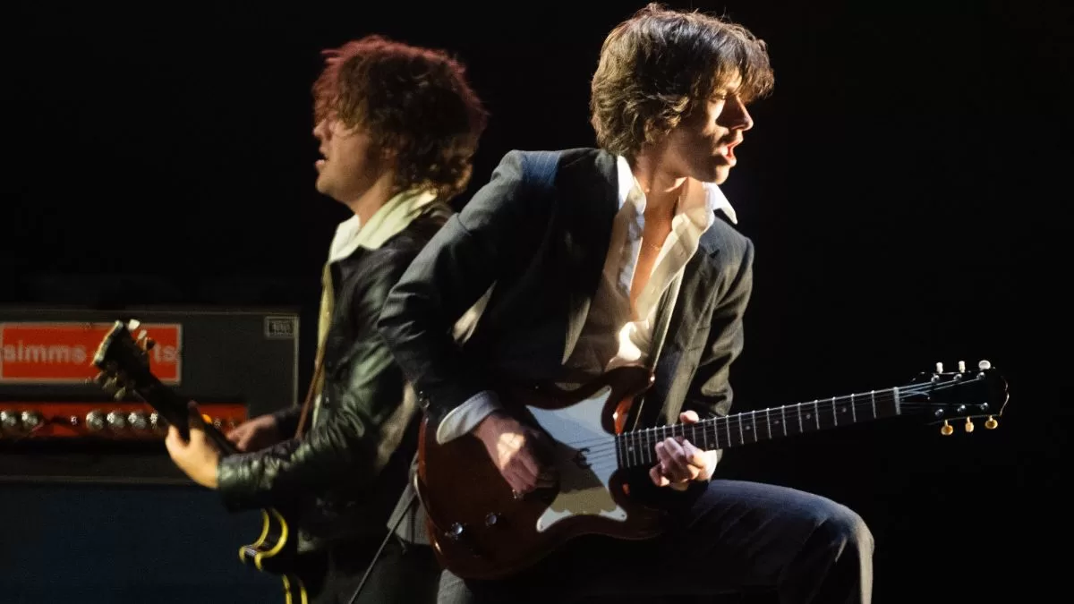 Alex Turney y Jamie Cook de Arctic Monkeys en "Glastonbury" 2023.