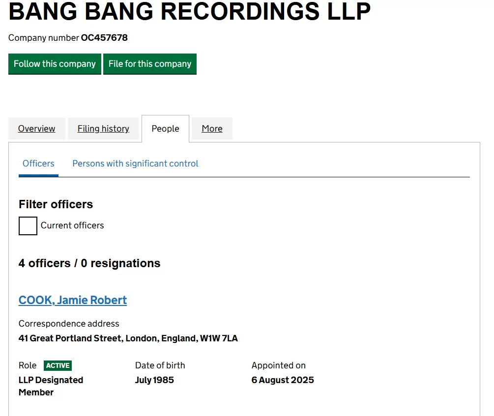 La página del gobierno de Reino Unido, donde se puede ver inscrito el sello y el nombre de Jamie Cook, integrante de la banda. 