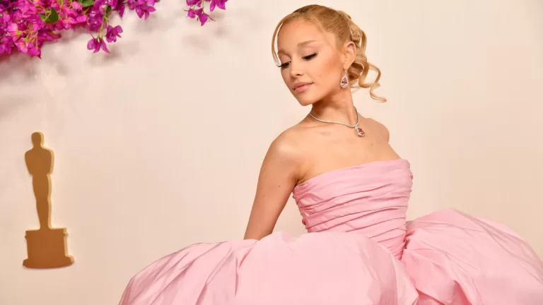 Ariana Grande se une a Ben Stiller y Robert DeNiro: Compartió una foto del guión de su nueva película