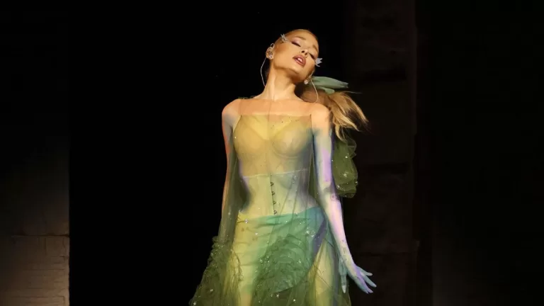 "Nos vemos el próximo año": Ariana Grande comparte misterioso video y sus fanáticos ya tienen teorías de qué se trata