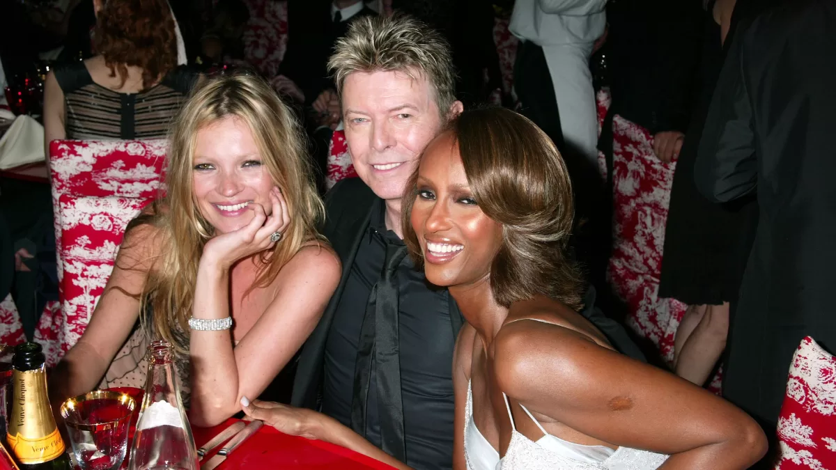 Kate Moss, David Bowie y la súper modelo Iman, esposa de Bowie, en 2005. 