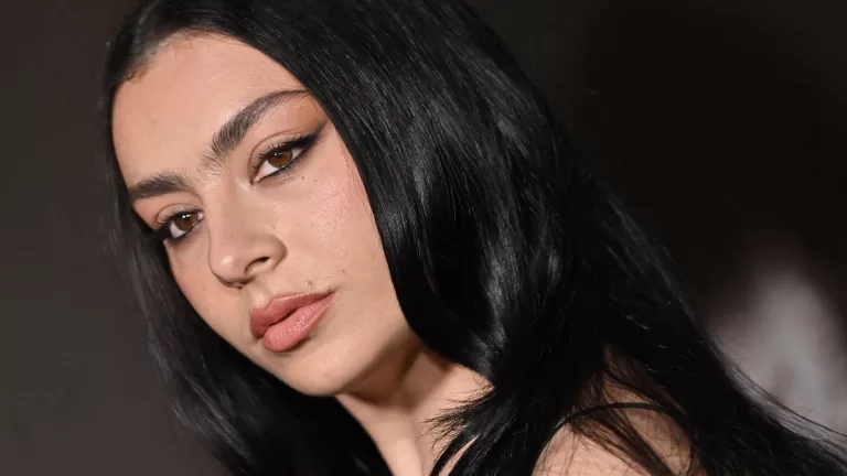 Charli XCX deslumbra con su debut estelar en el adelanto de "100 Nights of Hero"