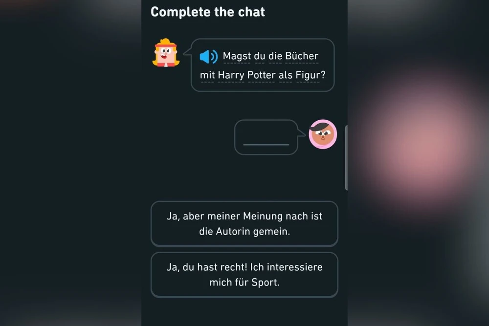 Parte de una lección de Duolingo en alemán que decía que la autora de "Harry Potter" era "mala". 