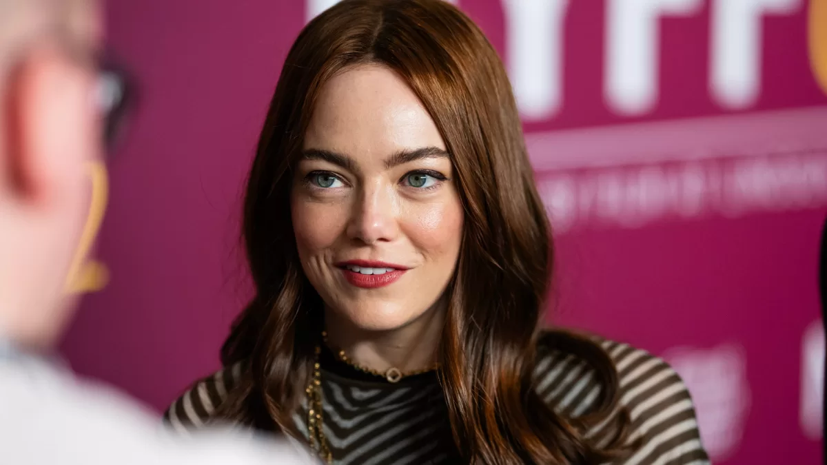 Emma Stone en el New York Film Festival de 2024, usando una peluca. 