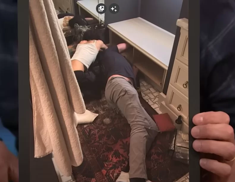 Zoë Kravits, Lisa Bonet y el manager de la casa sacando a la serpiente. 