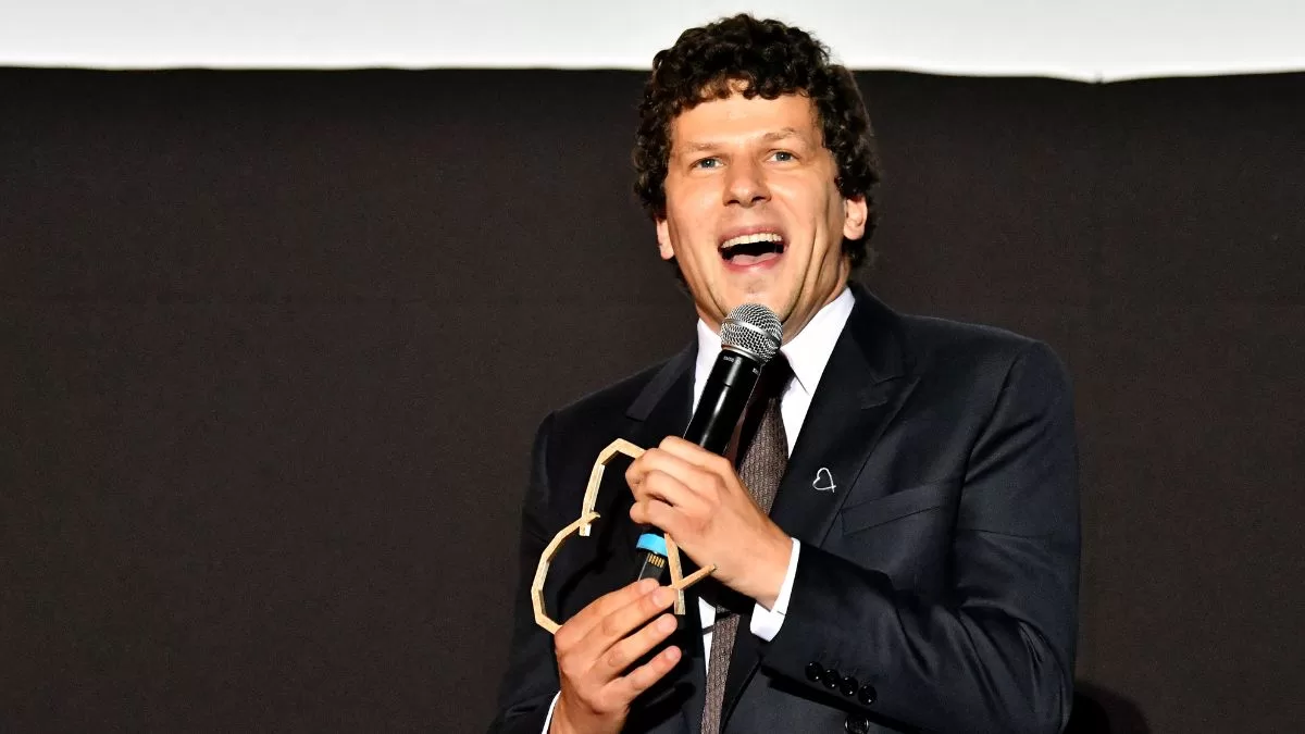 Jesse Eisenberg recibiendo el "Corazón Honorífico" de Sarajevo en 2022. 