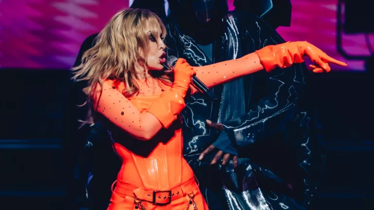 kylie minogue @andieborie11