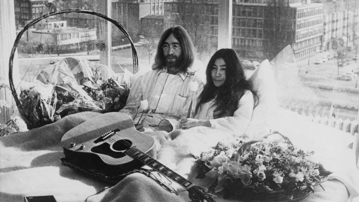 John Lennon y Yoko Ono en su huelga en cama por la paz en 1969. 