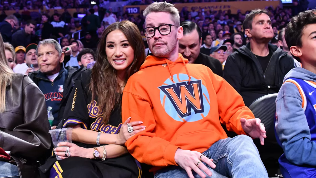 Macaulay Culkin y Brenda Song en un juego de los "Lakers" a principios de 2025. 