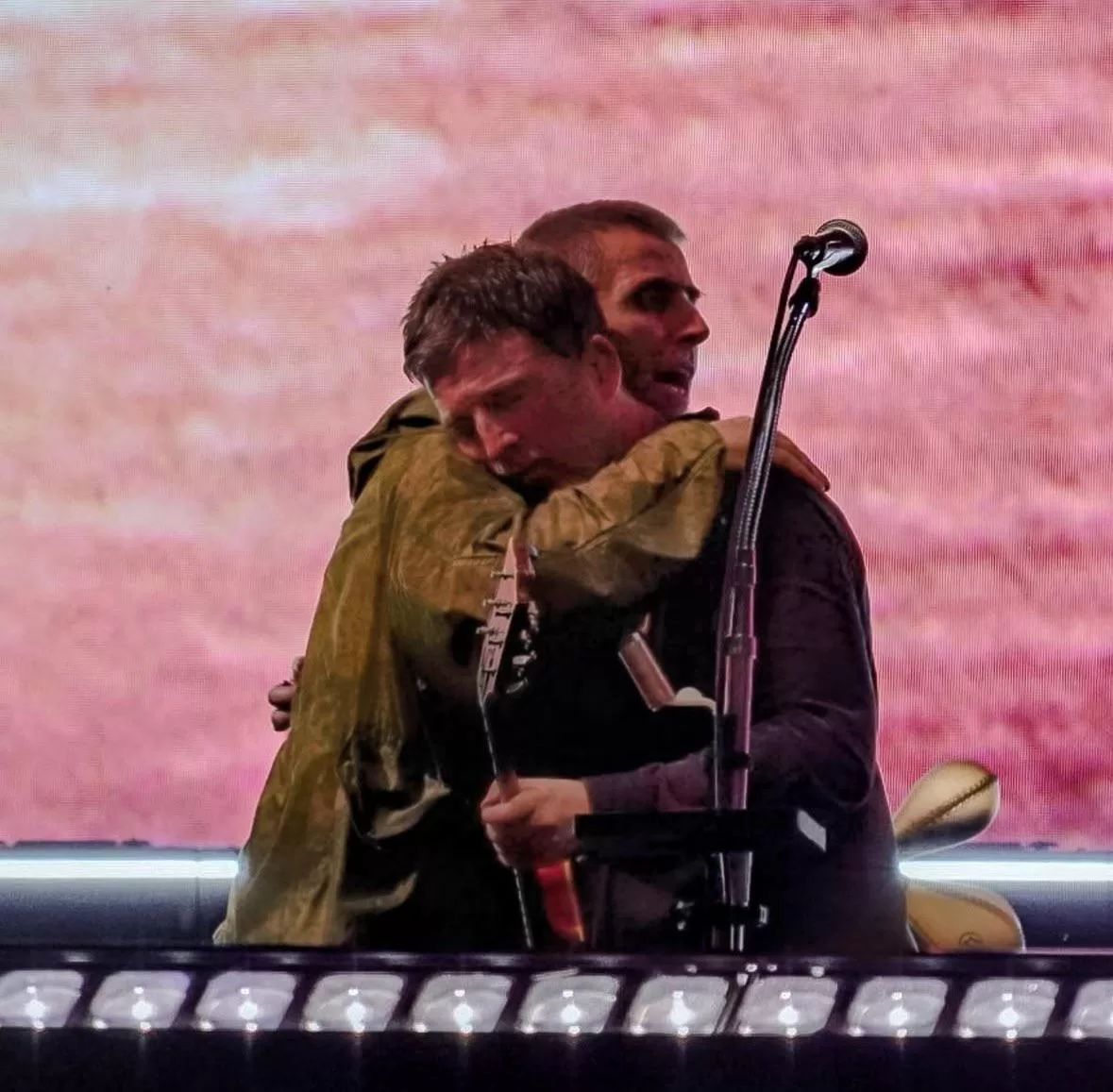 Los hermanos Gallagher abrazándose durante uno de sus conciertos. 