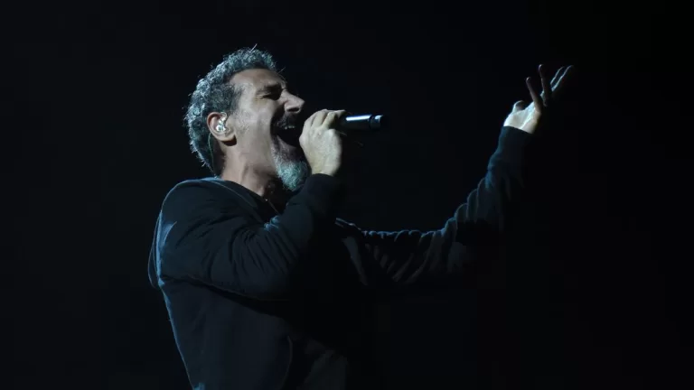 Serj Tankian, de System of a Down, anuncia nuevo álbum: "Covers, Collaborations & Collages"