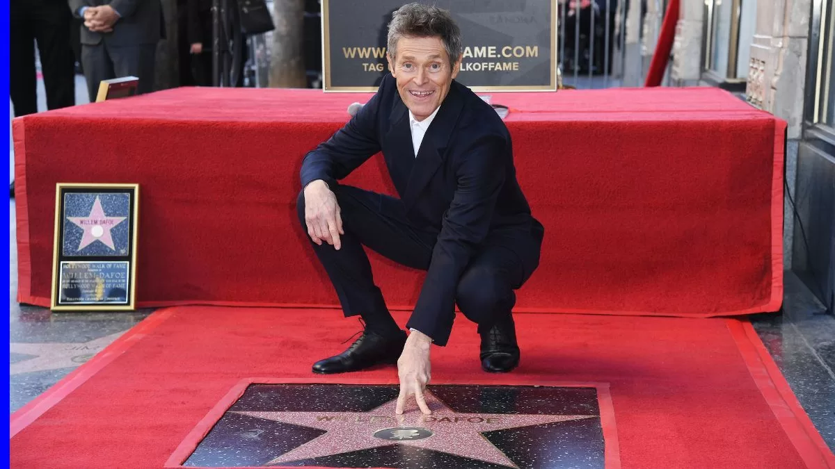 Willem Dafoe en su estrella de Hollywood en 2024. 