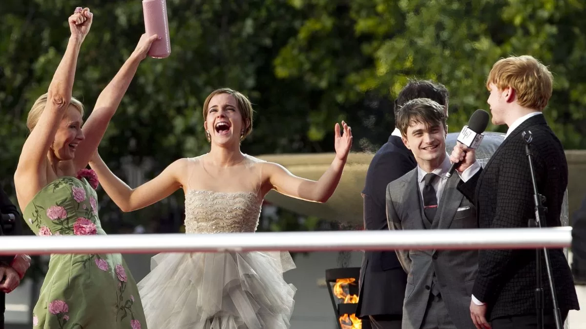 J.K. Rowling, Emma Watson y el resto del elenco de Harry Potter en 2011. 