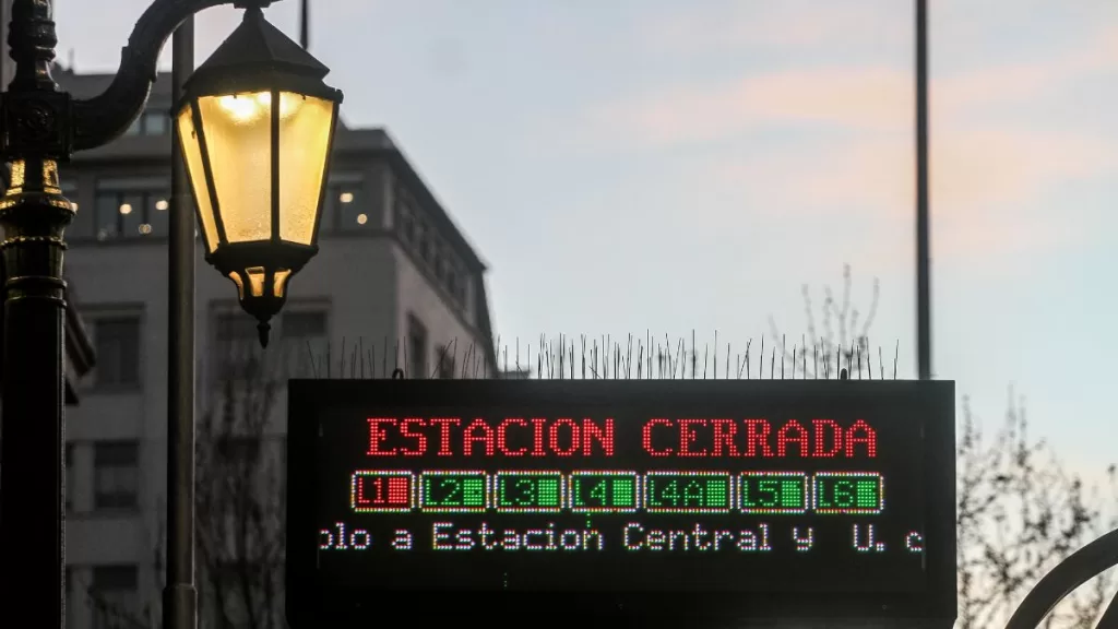 Estación Cerrada línea 1 Metro de Santiago A_UNO_1685759