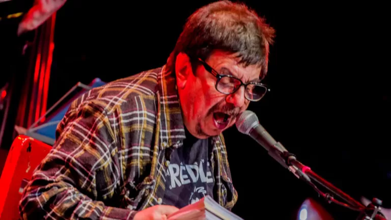 Mauricio Redolés celebra 50 años de poesía y música con conciertos gratuitos, recuerdos de su carrera, visión política y memoria cultural.