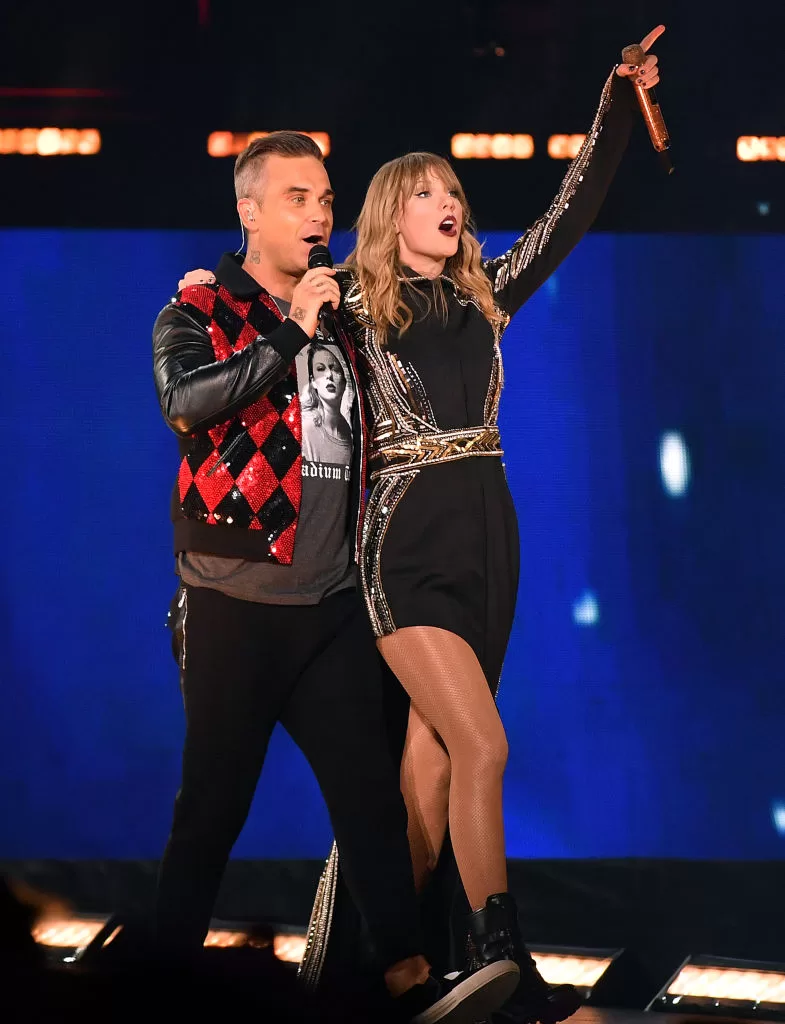 Taylor Swift con Robbie Williams. Foto: Getty Images.