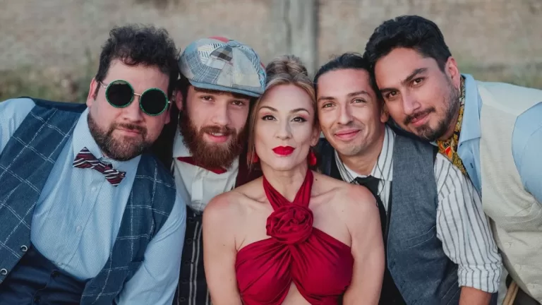 Sigrid Alegría y los claveles web