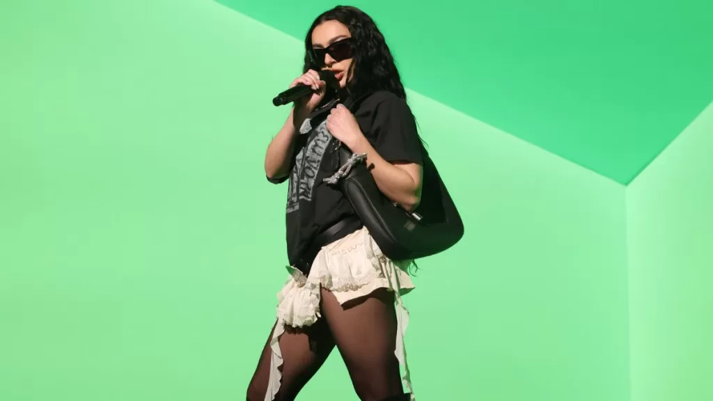 Charli XCX revela en qué cantante está inspirado su personaje en la película "Erupjca"