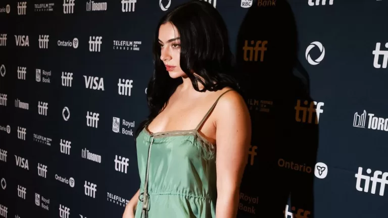 Charli XCX finalmente debutó como actriz en 3 películas: Así van las reseñas hasta ahora
