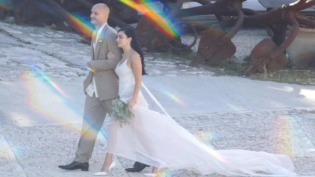 Charli XCX se casó de nuevo: Así fue su segundo matrimonio con George Daniel de The 1975