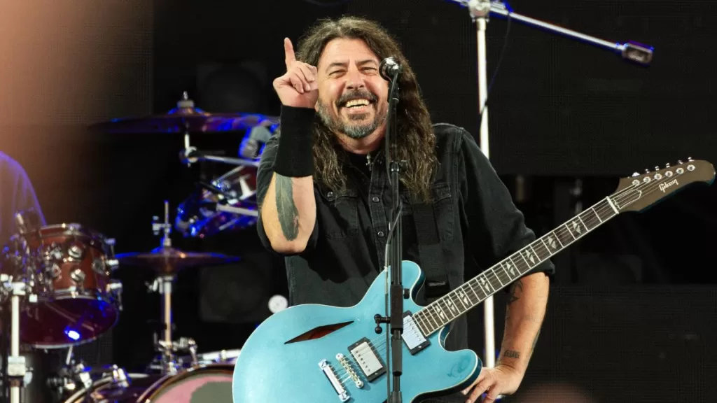 Dave Grohl fue captado en un puesto de productos pirata afuera de un concierto de Oasis